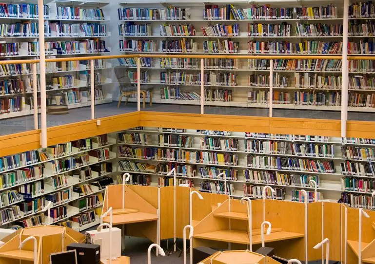 A library with many books on the shelves.